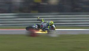 Foto-Valentino-Rossi-Crash-dan-jatuh-di-motogp-Assen-Belanda-2016-696x400